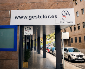 Entrada y rótulo exterior de Gestclar, gestoría y asesoría fiscal, contable y laboral en majadahonda, con acceso a oficinas y cartel corporativo